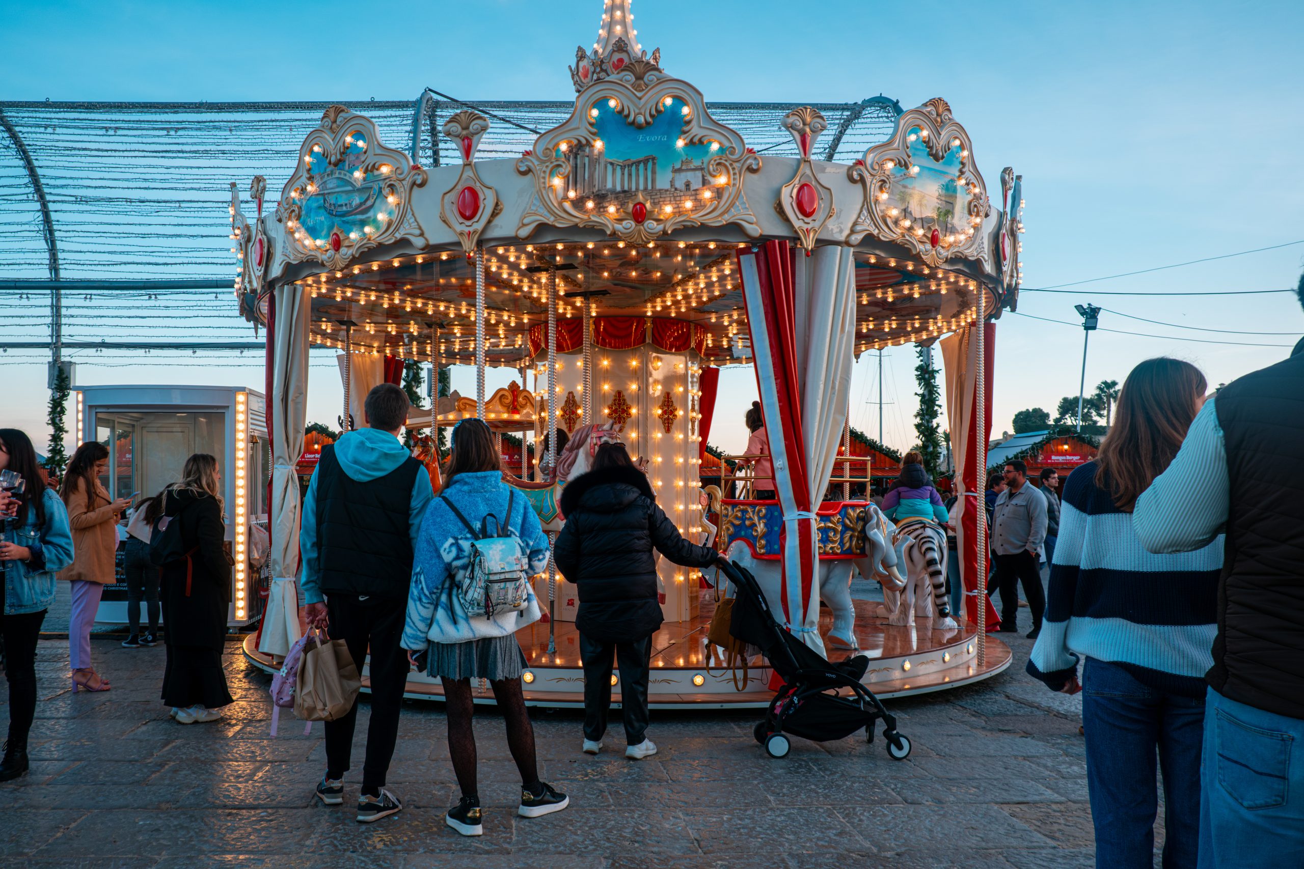 Carrossel de Natal iluminado no Mercado de Natal de Cascais 2024