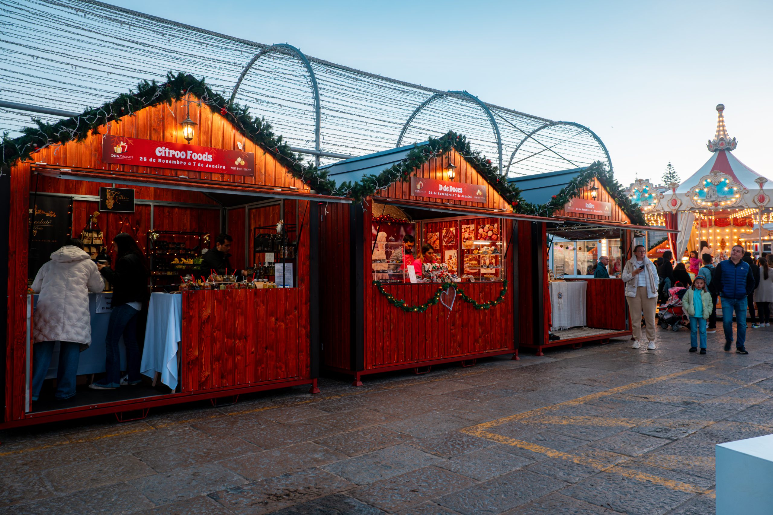 Vista do Mercado de Natal de Cascais 2024 com barracas de presentes e gastronomia típica