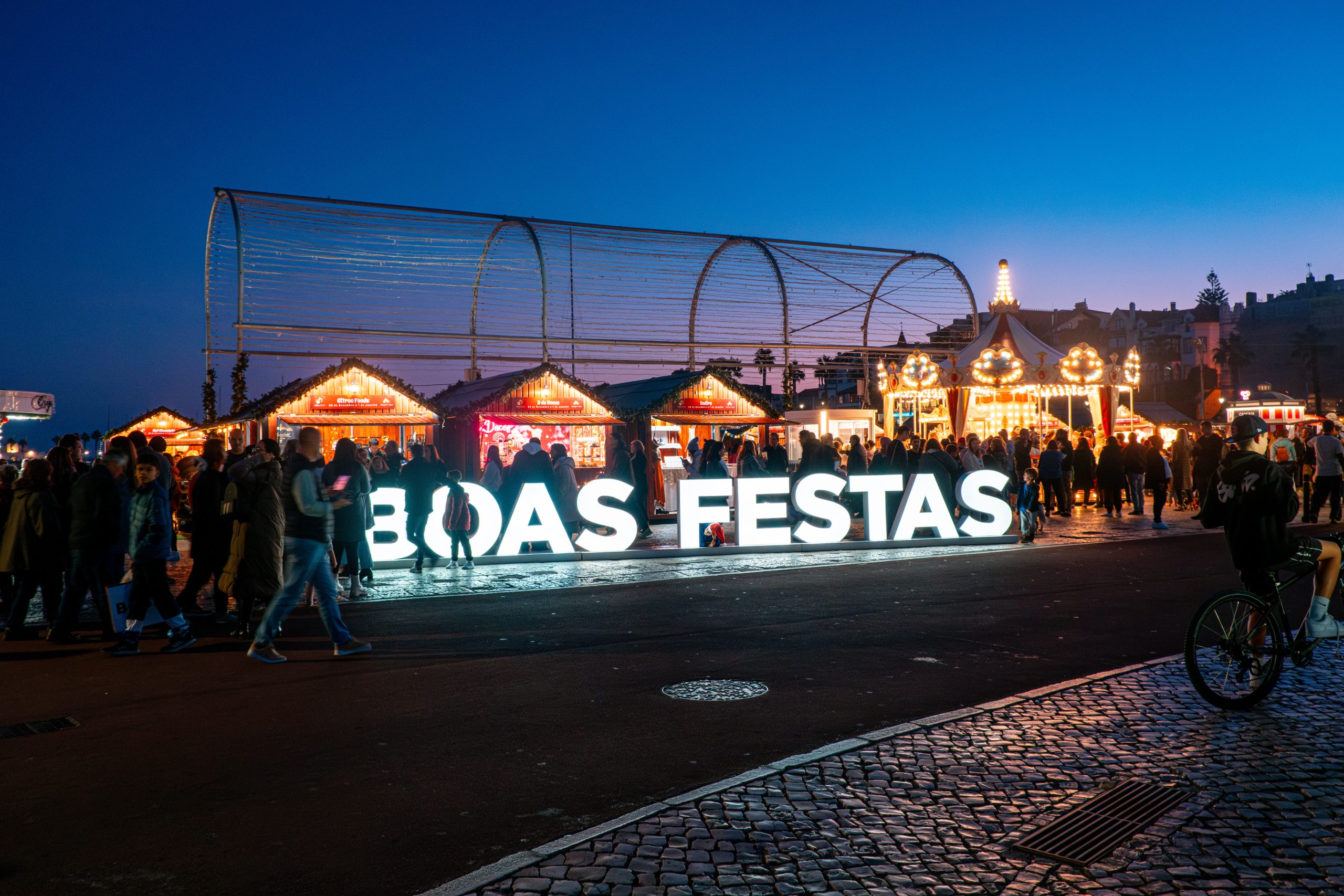 Decoração com a mensagem 'Boas Festas' no Mercado de Natal de Cascais 2024