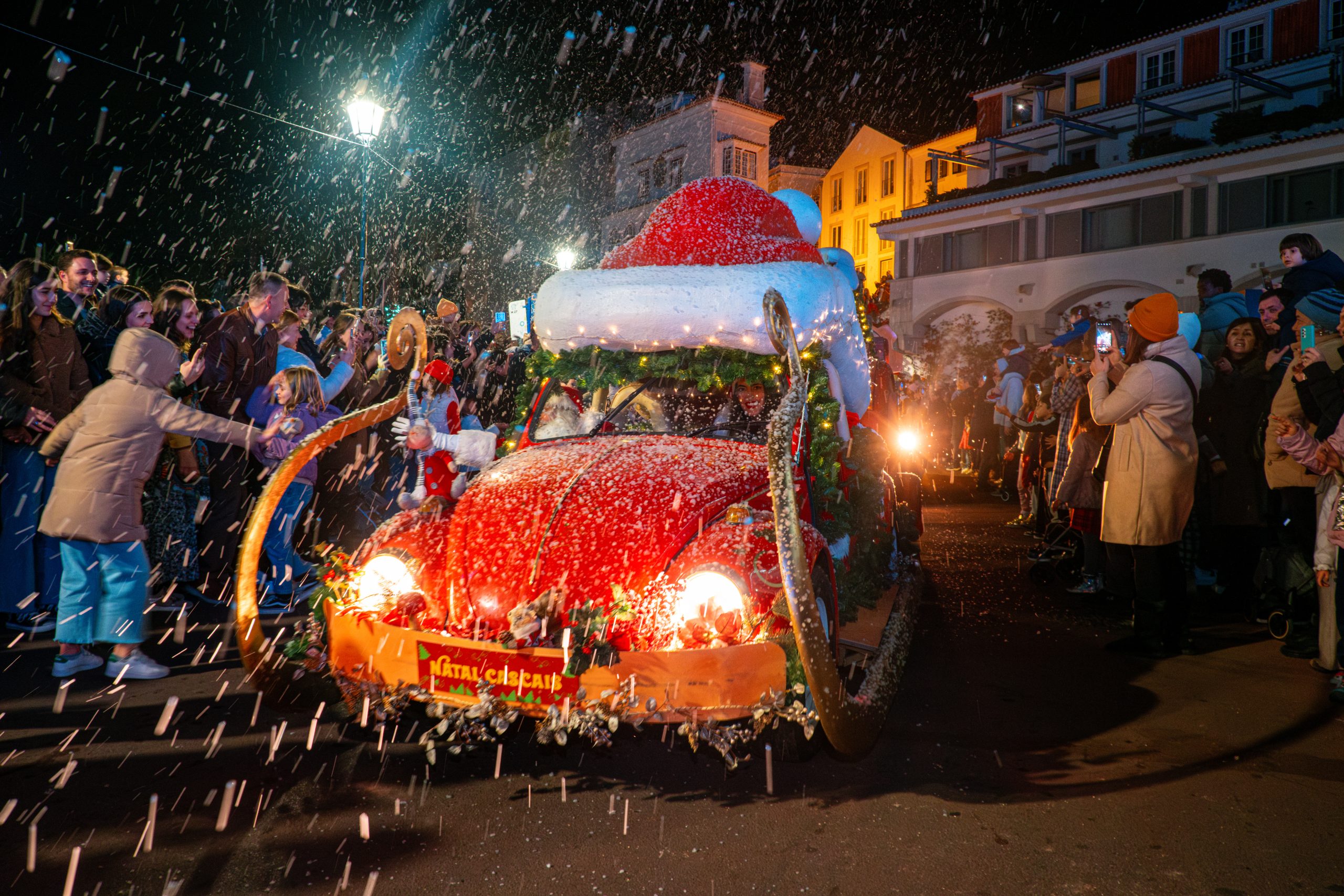 Carro do Pai Natal no Cascais Christmas On Tour durante o Mercado de Natal de 2024