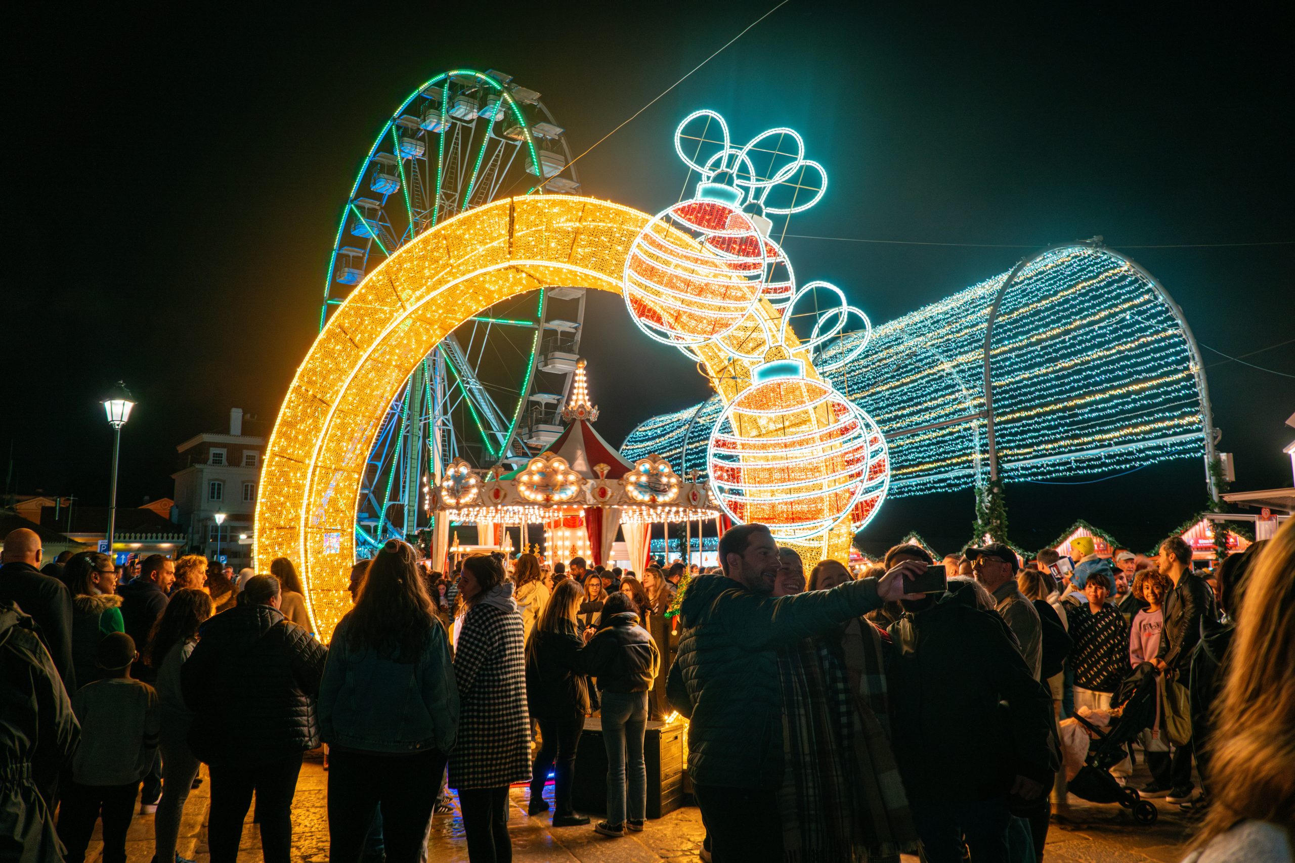 Iluminações de Natal decorando a Vila de Cascais no Mercado de Natal 2024